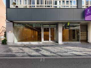 Dit handelspand met een oppervlakte van ca. 376 m² is gelegen in de Statiestraat in het hartje van Mol. Het pand beschikt over 2 grote vitrines waardoor je geniet van veel visibiliteit.<br /><br />Het handelspand kan opgedeeld worden in een winkel of kantoor met magazijn. Achteraan de commerciële ruimte is er toegang naar het magazijn, dat kan dienen als opbergruimte. Verder is er een keuken, technische ruimte en toilet. De keuken kan perfect ingericht worden als eetruimte voor het personeel.<br /><br />Het pand leent zich voor een commerciële bestemming zoals een kledingwinkel, voedingswinkel en andere diverse doeleinden.<br /><br />Huur: € 3.300 / maand | onmiddellijk beschikbaar<br />*POP-UP ook mogelijk