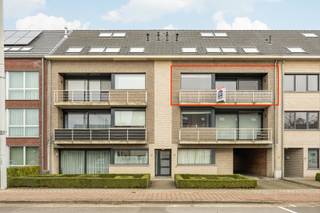 INDELINGVia de inkomhal met apart toilet en toegang tot de berging kom je in de ruime woonkamer.Aangrenzend bevindt zich de halfopen keuken voorzien...