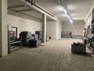 Espace de stockage à louer à Ninove, avec un accès aisé à la route express. L’unité de 450 m² dispose d’une hauteur libre de 4 mètres, d’un sol...