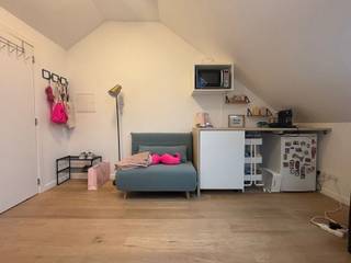 <span><strong>**Ruime studentenkamer Centrum Leuven**<br /></strong></span><br />Op zoek naar een ruim kot waar comfortabel studeren en genieten van je studententijd vanzelfsprekend is? Dan hebben wij exact wat u zoekt. Deze studentenkamer is gelegen in de Sint Maartenstraat namelijk op de bovenste verdieping van het gebouw wat wil zeggen dat je al zeker geen last van bovenburen kan hebben. Het pand zelf is op wandelafstand van de winkelstraten, campussen en faciliteiten. Het type van de entiteit is een kamer privatief sanitair met slaaphoek, heel fijn! Bijkomend heeft de kamer schuine wanden wat wil zeggen dat ze eigenlijk groter is dan de officiële telling (13,58m² + 6,50m² links en 4,41m² rechts). De units zelf is voorzien van een microgolfoven en een frigo. Gezellig kokerellen met de mede studenten kan in de gemeenschappelijke keuken. Airco aanwezig! AC2025-2026 is de unit verhuurd dus bij aankoop kan u meteen genieten van huurinkomsten. Koopt u voor een eigen zoon of dochter dan kan de kamer beschikbaar zijn in september 2026. <br /><br /><span><strong>Wees er snel bij en plan een bezoekje in met onze Expert Investeringsvastgoed JACKY: 0495 53 46 49 of jacky@connect-immo.be</strong></span><br /><br />EPC: label B<br />wche, vg, gdv, gvkr