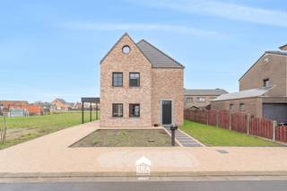 eze energiezuinige, instapklare nieuwbouwwoning in het centrum van Peer combineert een topligging met een prachtige pastorijstijlwoning. Gelegen...