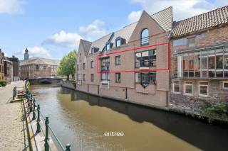 Dit appartement is een ideale keuze voor iedereen die op zoek is naar een appartement met alle nodige voorzieningen, rust en uitzicht op water (in het Prinsenhof). Een personenlift is aanwezig!<br /><br />Indeling:<br />inkomhal, 2 grote slaapkamers waarvan 1 met ingebouwde kasten (beiden hebben uitzicht op het water en een eiken parket), badkamer (1 lavabo en ligbad), afzonderlijk toilet op de inkomhal, berging (CV-ketel, zekeringenkast, stockage van allerhande en een ontkalker is aanwezig), mooie grote leefruimte met zijdelings gekoppelde geïnstalleerde keuken (natuurstenen werkblad).<br /><br />Dit appartement is gelegen in een rustige buurt van Gent (Prinsenhof), maar toch dicht bij alle belangrijke voorzieningen. Er zijn winkels, restaurants en cafés in de buurt, waardoor het gemakkelijk is om alles te vinden wat u nodig heeft. Bovendien is het openbaar vervoer goed geregeld, waardoor u snel en gemakkelijk naar andere delen van de stad kunt reizen.<br /><br />Kortom, dit appartement is een geweldige keuze voor iedereen die op zoek is naar een comfortabele en praktische woning in Gent. Met een garage, lift en alle nodige voorzieningen, is het een ideale plek om te wonen en te genieten van alles wat deze prachtige stad te bieden heeft.<br /><br />De ondergrondse autostaanplaats zit inbegrepen in de huurprijs.<br /><br />gemeenschappelijke kosten: 120 €/maand<br /><br />Mobiscore: 9,4/10<br /><br />Interesse? Contacteer Pieterjan op pw@entree.be of 0472 80 20 65