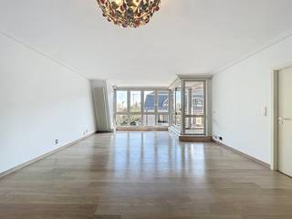 Indeling:- inkomhal met gastentoilet- lichtrijke en ruime woonkamer - keuken voorzien van frigo, vriesvak, vaatwas en oven - aansluitend...