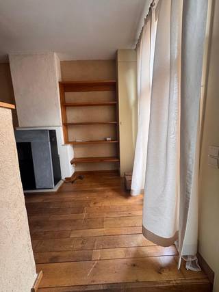 Zeer charmante en lichtrijke woning met prachtige houtelementen!! Gelegen in een vlot bereikbare buurt in Turnhout, bevindt de woning zich op korte afstand van scholen, winkels en sportfaciliteiten. Het centrum is eenvoudig bereikbaar, zowel met de fiets, te voet, als met de wagen. Openbaar vervoer bevindt zich in de nabije omgeving en belangrijke invalswegen zorgen voor een goede verbinding naar omliggende gemeenten en de E34. Een centrale ligging met alle voorzieningen binnen handbereik. Indeling; glv; inkom, ruime woon-en eetkamer, keuken, afzonderlijke toilet, vestiaire, bad en mooie tuin. 1ste verd.: grote ruimte/slaapkamer (kan eventueel onderverdeeld worden in 2 slaapkamers. 2de verdieping; 2 slaapkamer. Voor meer informatie of vrijblijvend plaatsbezoek 0488/60.05.07 
