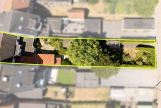<p>Wie zoekt naar een woning waar wonen en werken perfect gecombineerd kan worden, is deze handelswoning een unieke opportuniteit!<br /><br />De commerciële ruimte bestaat uit maar liefst 25 m², aangevuld met een wachtzaal, receptieruimte, toilet en een extra bergruimte van 4 m². Hierdoor is dit pand uitermate geschikt voor tal van vrije beroepen of wie wilt wonen met creatieve ruimtes, met de mogelijkheid om tot vijf slaapkamers te creëren. Dankzij de royale indeling biedt deze woning alle opportuniteiten om volledig naar eigen smaak en wensen in te richten.<br /><br />Buiten geniet u van een zeer aangename, grote tuin met een extra uitweg, ideaal voor een vlotte bereikbaarheid. Verder beschikt het pand over een oprit en garage, wat zorgt voor extra comfort en voldoende parkeermogelijkheden.<br /><br />Troeven op een rij:<br />• Handelswoning met enorm potentieel<br />• Praktijk-/ bureauruimte van 25 m² met wachtzaal, receptie, toilet en berging<br />• Ruime privéwoning met mogelijkheid tot 5 slaapkamers<br />• Grote, zonnige tuin met extra uitweg<br />• Oprit en garage<br />• Geen renovatieverplichting!<br />• Ideaal voor een combinatie van wonen en werken of als investering<br /><br />Een unieke kans voor wie op zoek is naar een eigendom met tal van mogelijkheden op een aantrekkelijke locatie. Ontdek zelf het potentieel van dit veelzijdige pand en plan vandaag nog uw bezoek op nummer 0470/79 66 20<br /><br />De opgegeven informatie en oppervlaktes zijn informatief en niet bindend.</p>