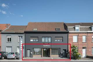 Instapklaar handelspand met magazijn (70 m²) en ruime parking te huur op zichtlocatie in Kortrijk.Langs de drukke Gentsesteenweg in Kortrijk...