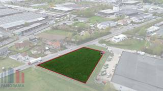 Industriegrond met een oppervlakte van +/- 3.250 m² te koop, strategisch gelegen op slechts +/- 1 km van de E17 op- en afrit 5 Waregem. Dankzij...