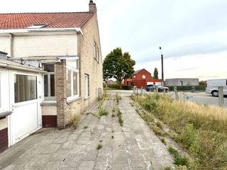 Te renoveren woning met groot potentieel in hartje Deerlijk<br />Ben je op zoek naar een woning die je volledig naar eigen smaak kunt renoveren? Dan is dit pand in het centrum van Deerlijk dé opportuniteit die je niet mag missen!<br />Deze te renoveren woning, gelegen op een perceel van 419 m², biedt tal van mogelijkheden voor wie droomt van een eigendom met karakter, ruimte en een uitstekende ligging. Ideaal voor handige doe-het-zelvers, renovatieprojecten of investeerders!<br />Indeling<br />Gelijkvloers:<br />Ruime, lichtrijke leefruimte<br />Keuken<br />Badkamer met ligbad en lavabo<br />Apart toilet<br />Grote tuin<br />Twee garages en lange oprit<br />Verdieping:<br />Twee slaapkamers<br />Apart toilet<br />Zolder:<br />Mogelijkheid om een derde slaapkamer te creëren<br />Troeven<br />🏡 Uitstekende locatie: rustige maar centrale ligging in Deerlijk, vlakbij winkels, scholen, openbaar vervoer en invalswegen<br />🔨 Veel potentieel: renoveer volledig naar eigen stijl en behoeften<br />🌳 Ruim perceel van 419 m²: ideaal voor uitbreiding, een grote tuin of bijgebouw <strong>, verbouwplannen aanwezig op kantoor </strong>of<br />laat je creativiteit de vrije loop en ontdek wat deze woning allemaal te bieden heeft.<br />Wacht niet langer — woningen met zóveel potentieel op deze ligging zijn zeldzaam!<br />📞 Contacteer ons vandaag nog voor meer info of een bezichtiging!