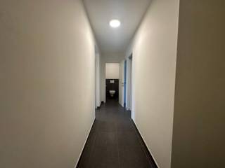 <p>Inschrijven kan via volgende link: https://shorturl.at/d2Nyw</p><p></p><p>Dit centraal gelegen appartement in residentie "Bruulpark" beschikt over <strong>twee slaapkamers</strong> en geniet van een uitstekende ligging. De oprit van de E40 bevindt zich op slechts 5 minuten rijden en zowel het station als het centrum van Haaltert liggen op wandelafstand (ca. 5 minuten).</p><p></p><p>Het appartement is gelegen op de tweede verdieping en omvat een ruime inkomhal, een apart gastentoilet, <strong>een lichtrijke woonkamer</strong>, <strong>een volledig ingerichte open keuken</strong>, een praktische berging, <strong>twee slaapkamers</strong> en een badkamer uitgerust met een douche, ligbad en wastafel.</p><p></p><p>Verder is er ook <strong>een staanplaats</strong> inbregrepen.</p><p></p><p>Dankzij de gunstige ligging en de doordachte indeling biedt dit appartement een aangename woonomgeving met alle voorzieningen binnen handbereik.</p><p></p><p>Huurprijs van het appartement bedraagt <strong>€ 800 + € 30</strong> gemeenschappelijke kosten.</p>