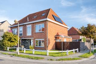 Deze ruime woning in Melsele biedt heel wat mogelijkheden voor wie op zoek is naar een woning met voldoende plaats voor het hele gezin.<br />Gelegen in een rustige straat en op een boogscheut van het centrum.<br /><br />Bij het binnenkomen kom je in de inkomhal, die toegang geeft tot een eerste kamer die kan dienen als <strong>slaapkamer of bureauruimte</strong>.<br />Verder is er een praktische berging onder de trap en een apart gastentoilet.<br />De keuken is voorzien van alle comfort. Aansluitend bevindt zich de leefruimte met zicht op het terras en de tuin.<br />Ook de garage, achter de woning, is een mooie praktische troef.<br /><br />Op de eerste verdieping vind je <strong>twee slaapkamers</strong>, een badkamer met bad en een apart toilet.<br />De tweede verdieping biedt nog eens <strong>twee slaapkamers</strong> en een ruime overloop met mogelijkheden voor extra opbergruimte.<br /><br />Buiten geniet je van een tuin en beschik je over<strong> een garage</strong> voor het parkeren van je wagen of het opbergen van fietsen en materiaal.<br />Bovendien is de woning uitgerust met <strong>12 zonnepanelen</strong>, een mooie extra op het vlak van energiezuinigheid.<br />PVC ramen met dubbel glas en verwarming op aardgas.<br />Bron bewoonbare oppervlakte : EPC - certificaat<br /><br />Deze woning, op een topligging in Melsele en met veel ruimte, kan zomaar eens je nieuwe thuis worden.<br />Bel ons voor een bezoek op 03/775.78.79.<br />Ben je ook van plan jouw eigendom te verkopen? Maak een afspraak voor een gratis schatting, wij maken er samen een succesverhaal van.
