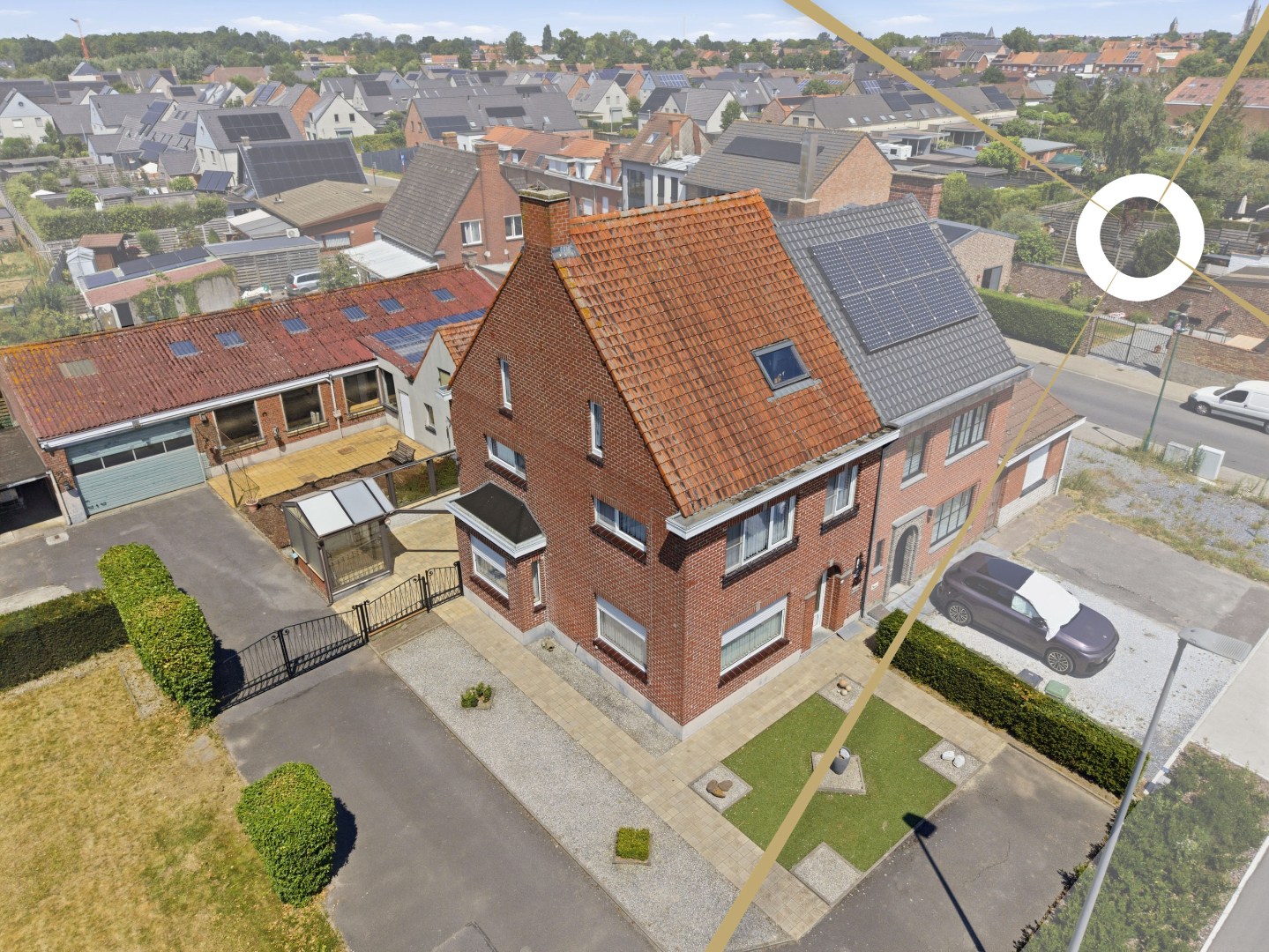 Ruime halfopen bebouwing met loods van 200 m² op een perceel van 919 m² - foto 1