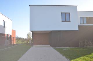 Aan de rand van Lokeren, net op grondgebied Overmere, ontdek je deze bijzonder ruime nieuwbouwwoning met een open, landelijk uitzicht. <br />De woning maakt deel uit van een kleinschalig project van vier energieneutrale woningen (waarvan één reeds verkocht) en valt op door haar doordachte indeling, verfijnde afwerking en duurzame bouwmethode.<br /><br />Binnen word je verrast door de ruimte, het licht en het comfort. Overal is vloerverwarming voorzien (boven en beneden) met thermostaat per kamer. De stijlvolle open keuken is uitgerust met kwaliteitsapparatuur, waaronder een stoomoven, microgolf en geïntegreerde dampkap, en sluit aan op een praktische berging. De leefruimte biedt een prachtig zicht op de tuin en de omliggende natuur.<br /><br />Op de verdieping vind je een ruime nachthal met apart toilet, drie slaapkamers, een dressing en een badkamer met hoogwaardige afwerking. De kamerhoge binnendeuren versterken het gevoel van luxe en openheid.<br /><br />Deze woning geniet van een uitzonderlijke isolatie en een aangenaam binnenklimaat. In combinatie met de warmtepomp (Ecoterm), vloerverwarming, ventilatiesysteem D en zonnepanelen behaalt ze het laagste E-peil (energieneutraal), volledig conform de strengste energie-eisen. Achteraan zorgt een screen voor extra wooncomfort.<br /><br />De ligging combineert het beste van twee werelden: uitzicht op de natuur, met de E17 en uitvalswegen dichtbij, waardoor Lokeren, Zele, Dendermonde en Gent zeer vlot bereikbaar zijn.