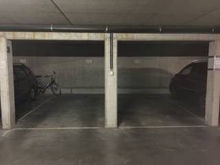 <strong>Ondergrondse parking</strong> TE HUUR aan 75 euro/m en een mooie Residentie Langhemeers, gelegen op de Veemarkt.<br />Vrij : 01 februari 2027<br />HWB : 3x75 = 225 euro<br />Huurcontract : 1 jaar<br />Bezoeken - 056/705262
