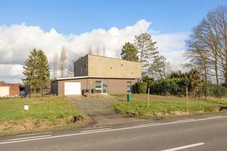 Bent u op zoek naar een vrijstaande woning met een kenmerkende architectuur uit de jaren '60. Gelegen op een prachtig, ruim perceel dat grenst...