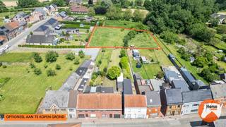 ZOTTEGEM - Te renoveren woning op perceel van ca. 5a 75ca <br /><br />Bent u op zoek naar een renovatieproject met tal van mogelijkheden? Deze woning in een rustige omgeving van Zottegem is gelegen op een perceel van ca. 575 m² en biedt de ideale basis om uw droomwoning volledig naar eigen smaak te realiseren.<br /><br />Op het gelijkvloers bevinden zich een gezellige woonkamer, een eetplaats, een keuken en een badkamer. De eerste verdieping telt drie volwaardige slaapkamers. Daarnaast beschikt de woning over een inpandige garage en een praktisch bijgebouw van ca. 35 m², ideaal als opslagruimte, hobbyruimte of atelier.<br /><br />Een absolute meerwaarde is de achterliggende weide van ca. 3.280 m², die optioneel kan worden aangekocht. Hierdoor is deze eigendom bijzonder geschikt voor dierenliefhebbers, hobbyboeren of wie gewoon wil genieten van extra buitenruimte en groen. De weide is gelegen in landschappelijk waardevol agrarisch gebied.<br /><br />De woning heeft een EPC-label F en valt onder de renovatieverplichting. Dit biedt u de kans om de woning grondig te vernieuwen en aan te passen aan de hedendaagse woon- en energienormen.<br /><br />Troeven:<br />- Perceel van ca. 575 m²<br />- 3 slaapkamers<br />- Inpandige garage<br />- Bijgebouw van ca. 35 m²<br />- Optioneel aan te kopen weide van ca. 3.280 m²<br />- Rustige ligging<br />- Renovatieproject met veel potentieel<br /><br />Interesse? Contacteer ons voor meer informatie of plan een bezoek via 053/60.65.66.<br /><br />De vermelde prijs is een richtprijs. Na ontvangst van de biedingen zal de verkoper beslissen of hij/zij de eigendom verkoopt aan het beste bod. De richtprijs is aldus niet bindend voor de verkoper. Voor meer info kunt u ons contacteren of het reglement raadplegen op onze website.<br />De vermelde prijs is een richtprijs. Na ontvangst van de biedingen zal de verkoper beslissen of hij/zij de eigendom verkoopt aan het beste bod. De richtprijs is aldus niet bindend voor de verkoper. Voor meer info kunt u ons contacteren of het reglement raadplegen op onze website.