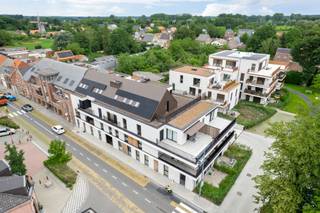 <p><span>Exclusief dakappartement op centrale locatie te Hoogstraten</span></p><p><span> </span></p><p><span>In het stijlvolle nieuwbouwproject Bloemenhof bevindt zich dit penthouse dakappartement met lichte leefruimtes, ruime terrassen en drie slaapkamers.</span></p><p><span> </span></p><p><span>Indeling</span></p><p><span>U betreedt het appartement rechtstreeks vanuit de lift of middels de trap tot in de inkomhal met gastentoilet en ruimte voor vestiaire, vervolgens betreedt u de ruime en lichte leefruimte met eetkamergedeelte, zitkamer en half open keuken met toegang tot de terrassen. Vanuit de keuken ook toegang tot een ruime berging of bijkeuken.</span></p><p><span>De nachthal geeft toegang tot een technische ruimte met berging, twee slaapkamers welke als bureel en logeerkamer kunnen worden benut en een hoofdslaapkamer met dressingruimte en een ruime volledig uitgeruste badkamer.</span></p><p><span> </span></p><p><span>De terrassen zijn bijzonder ruim (ca 75 m²!) en genieten optimale zon oriëntatie en zelfs zicht op de Catharinakerk!</span></p><p><span> </span></p><p><span>Parkeren</span></p><p><span>Er zijn twee autostaanplaatsen beschikbaar in de ondergrondse parking (tegen meerprijs) .</span></p><p><span> </span></p><p><span>Nieuwbouwproject het Bloemenhof is gelegen in het centrum van Hoogstraten, met alle voorzieningen op loopafstand.</span></p><p><span>Het nieuwbouwproject bestaat uit 33 appartementen, 5 woningen, een ondergrondse parkeergarage en een bovengrondse fietsenberging.</span></p><p><span>Bloemenhof is tot in de puntjes afgewerkt en houdt rekening met de hedendaagse architectuur, energienormen, maximale privacy en een aangename, groene omgeving.</span></p><p><span>De afwerking van de woongelegenheden kiest u volledig zelf conform de budgetten opgenomen in het lastenboek. Verkoopprijzen zijn exclusief belastingen.</span></p><p><span> </span></p><p><span>Meer informatie beschikbaar via ons kantoor.</span></p><p><span> </span></p>
