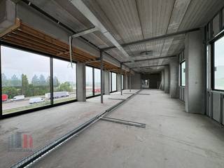 Casco kantoorruimte op toplocatie vlak naast en met <strong>visibiliteit </strong>van de <strong>E17</strong>. Uitstekend gelegen in de unieke industriezone '<strong>De Prijkels</strong>', geniet dit terrein van een vlotte bereikbaarheid dankzij de onmiddellijke aansluiting op de E17, op slechts 5 minuten rijden van op- en afrit 7 Deinze.<br /><br />De kantoorruimte met een oppervlakte van 1.408 m² is gelegen op het gelijkvloers, de eerste en tweede verdieping. Daarnaast geniet het kantoor van veel natuurlijke lichtinval dankzij de <strong>grote raampartijen, </strong>aansluitend is er ook nog een zonnig terras aanwezig van 478 m².. Dankzij de <strong>casco</strong>-oplevering heeft u de flexibiliteit om de ruimte volledig aan te passen aan uw specifieke wensen en behoeften. Tevens zijn er ruime parkeerplaatsen voorzien.<br /><br />Voor meer informatie, het lastenboek of een vrijblijvend plaatsbezoek, neem contact op met <strong>PANORAMA B2B GENT KANTOREN</strong> via <strong>0477 44 39 30</strong>.