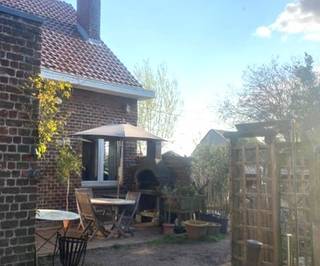 In een aangename woonomgeving, vlakbij het centrum van Kampenhout, bevindt zich deze goed gelegen woning op een perceel van iets meer dan 10 are.<br />De woning beschikt over 3 slaapkamers en een praktische indeling, ideaal voor gezinnen, starters of investeerders. De tuin vormt een mooie extra troef en biedt alle ruimte om te ontspannen en te genieten van het buitenleven.<br />Dankzij de centrale ligging zijn winkels, scholen en verbindingswegen vlot bereikbaar. Ook het openbaar vervoer is een pluspunt, met een bushalte op wandelafstand en een treinstation op slechts 5 km.<br />EPC-label D – geen renovatieplicht.<br />Een ideale opportuniteit voor wie op zoek is naar een aangename woning met ruimte, een goede ligging en toekomstmogelijkheden.