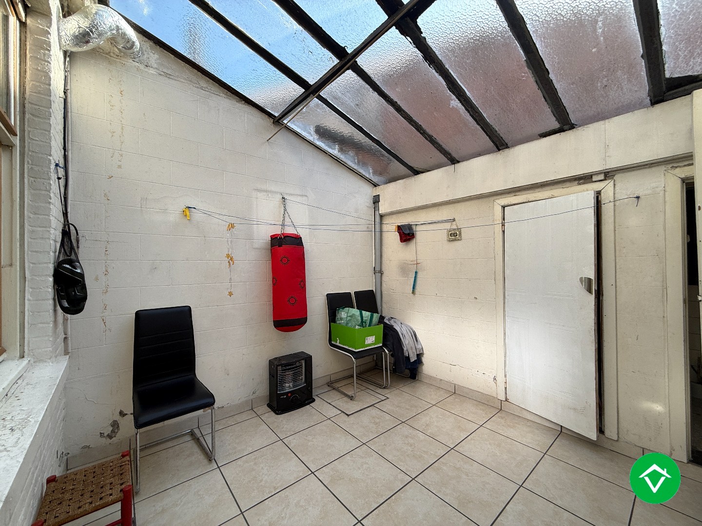 Rijwoning met 2 slaapkamers en koer te Roeselare - foto 4