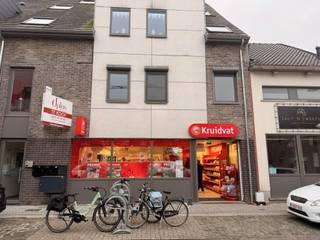 Dit uitstekend gelegen handelspand bevindt zich in het hart van Tremelo, op een centrale en commerciële toplocatie met veel passage.Het pand beschikt...