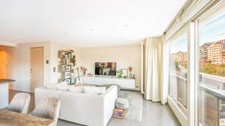 Zeer leuk hoekappartement te Heist-aan-Zee, genietend van een prachtig open zicht uit de woonkamer. Dankzij de hoekligging en de vele raampartijen geniet u van een overvloed aan natuurlijk licht. De mooie open zichten zorgen voor een gevoel van openheid en creëren een aangename sfeer in het appartement. <br /><br />Absolute toplocatie op nog geen 300 meter van het strand (via de vernieuwde voetgangerstunnel recht voor de deur).<br /><br />Indeling: inkomhal, een zeer mooie &amp; huiselijke leefruimte met een open keuken en heerlijke zichten naar buiten. Verder nog een praktische berging, twee slaapkamers en een verzorgde badkamer. De elektriciteit is volledig conform.<br /><br />De grote troeven zijn zonder twijfel de mooie open zichten, het vele licht en de uitstekende ligging vlakbij het strand. Hier woon je elke dag met een vakantiegevoel. Een appartement dat je gezien móét hebben!<br /><br />Meer informatie of een vrijblijvend bezoek?<br />Contacteer Sacha Vanrafelghem op GSM 0487/43.79.10.