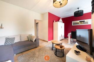 Op een goede ligging, vlak bij invalswegen en niet ver van het centrum, bevindt zich deze goed onderhouden woningBij het betreden van de woning kom...