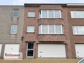 <p><span>Gelijkvloers appartement met 1 slaapkamer en tuin gelegen in een rustige woonwijk vlakbij het centrum van Stabroek en het Picoloplein. Vlotte verbinding naar de A12 en de haven van Antwerpen.</span></p><p><span> </span></p><p><span>Indeling: inkomhal, toilet met handenwasser, ruime living met open keuken, badkamer met douche en 1 ruime slaapkamer. </span></p><p><span> </span></p><p><span>Onmiddellijk beschikbaar.</span></p><p><span> </span></p><p><span> </span></p>