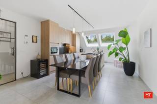 Op 10 minuten van Ieper treffen we dit <strong>recent en instapklaar appartement</strong>. Het appartement geniet van een <strong>Zuidgericht terras</strong> waar u de hele dag door van de zon kunt genieten. Binnen werd gekozen voor een <strong>hoogwaardige afwerking</strong> met kwaliteitsmaterialen en oog voor detail. Zo zorgen de stijlvolle speciale verftechnieken voor een warme en elegante uitstraling, terwijl de <strong>ingebouwde kasten</strong> extra comfort en praktische opbergruimte bieden. De moderne keuken is afgewerkt met een duurzaam composiet werkblad en sluit perfect aan bij het strakke interieur.<br /><br /><strong>Indeling van het appartement: </strong><br />Inkomhal (8 m²) - lichtrijke woon- en eetkamer met open keuken voorzien van dubbele spoelbak, combi-oven, inductie-kookplaat en koelkast (40 m²). Aanpalend hebben we een Zuidgericht terras van 12,5 m². Daarnaast beschikt het appartement nog over 2 slaapkamers (14 - 9,5 m²), badkamer met dubbele wastafel en inloopdouche (6 m²), toilet (1,5 m²) en berging (5 m²).<br /><br />Benieuwd naar de indeling? Check zeker onderstaande video. <br />Link: https://youtube.com/shorts/GTS1uffv0n8?feature=share<br /><br /><strong>Deze eigendom staat te koop met een vanafprijs van € 265.000. Elk bod vanaf deze prijs wordt voorgelegd aan de eigenaars die dit al dan niet aanvaarden. De initiële vraagprijs was € 280.000. <br /><br />Adres op aanvraag</strong><br /><br /><strong>Meer info of een vrijblijvend bezoek? </strong><br />Contacteer Minthus op 057 468 333 of mail info@minthus.be