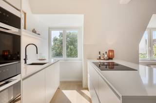 Dit SUPER-DE-LUXE gerenoveerd dakappartement met 3 SLAAPKAMERS, zonnig TERRAS en prachtig ZICHT op de AUGUSTIJNENREI zorgt voor dé UNIEKE WOONBELEVING! Deze parel (4°V) werd 100% vernieuwd met de meest kwalitatieve TOPMATERIALEN en maakt deel uit v/e verzorgde residentie (met lift) gelegen in hartje Brugge, op 5min. wandelen van de Markt. Dit royale & stijlvolle appartement (130m<sup>2</sup>) omvat: inkomhal met gastentoilet, LICHTOVERGOTEN leefruimte (grote raampartijen) met idyllisch uitzicht op het water, nagelnieuwe open luxekeuken (toestellen Miele: inductiekookplaat met dampkap, oven, microgolfoven, vaatwas, ijskast met diepvriesvak, composiet werkblad, ...), nachthal met toilet, 3 volwaardige slaapkamers, luxe badkamer afgewerkt in mortex (voorzien van: inloopdouche met rainshower, dubbel lavabomeubel, handdoekdroger). Zonnig terras om zalig in alle rust te genieten. Extra's: CV, dubbel glas, GOEDGEKEURDE elektriciteit, volledig geschilderd, incl. DESIGNverlichting (Dark), parket, stalen deur... Mogelijkheid tot aankoop van een garagebox in het aanpalend gebouw. Hier geniet je van rust, ruimte & luxe op een unieke ligging!<br />