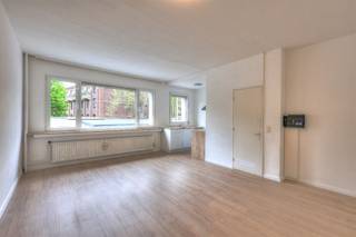 Instapklare studio aan het Groen KwartierLiggingOp slechts 10 min lopen van Berchem station vinden we deze studio te huur in de Helenalei 24. Er zijn...