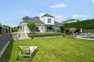 Op een strategische locatie in Ninove, langs een belangrijke verbindingsweg, bevindt zich deze tijdloze villa die perfect inspeelt op de...