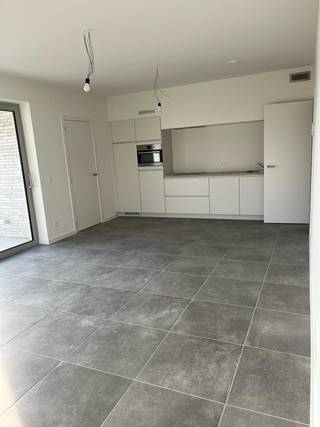 Casco moderne gesloten <strong>energiezuinige nieuwbouwwoning </strong>(219 m²) met 3 slaapkamers, een inpandige garage en een tuin met oost-oriëntatie. Dankzij de grote, <strong>flexibele zolderruimte </strong>onder het hellend dak is er nog plaats voor een <strong>vierde en eventueel vijfde slaapkamer of hobbyruimte</strong>.<br /><br /><br /><strong>De leefruimte van de woning is dubbel georiënteerd</strong>. Dat betekent dat ze aan de voorkant uitgeeft op het <strong>publieke park</strong>, en aan de achterzijde op je <strong>private tuin</strong>. Binnen en buiten vloeien moeiteloos in elkaar over. <strong>Zalig genieten van al dat groen dus!</strong><br /><br /><strong>Dit huis is uitstekend geïsoleerd en zeer energie-efficiënt</strong>. Een <strong>warmtepomp </strong>en <strong>vloerverwarmingssysteem </strong>creëren altijd een <strong>aangenaam binnenklimaat</strong>, zowel in de zomer als in de winter. En dat heeft natuurlijk een impact op je energiefactuur. Rij je met een elektrische wagen? Dan kan je autostaanplaats of carport voorzien worden van laadinfrastructuur.<br /><br />Meer informatie? Contacteer ons via 014 48 01 62 of check matexi.be/geel-laar.<br /> 