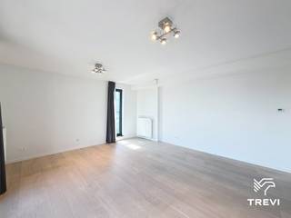 <p><strong>ETTERBEEK - In het project "Belview", in het hart van de Europese wijk, dicht bij de verschillende Europese instellingen, nabij het Leopoldpark en het Jubelpark, en op een boogscheut van talrijke openbaar vervoersverbindingen en winkels, mooi ONGEMEUBILEERD 2-slaapkamerappartement van ±101m² bewoonbare oppervlakte op de 7e verdieping. EPC B! Beschikbaar vanaf 01/08/2026! Afmetingen worden ter indicatie gegeven.</strong></p>
<p><span>Op de 7e verdieping:</span></p>
<ul>
<li>
<p>Inkomhal met dressing en technische ruimte</p>
</li>
<li>
<p>Woonkamer van ±37,5m² (5,26 x 7,15) met toegang tot het terras van ±11m²</p>
</li>
<li>
<p>Volledig uitgeruste open keuken (oven, kookplaat, dampkap, koelkast/vriezer, vaatwasser) + wasruimte met machines</p>
</li>
<li>
<p>Nachtgang</p>
</li>
<li>
<p>Slaapkamer van ±14,5m² (4,5 x 3,2)</p>
</li>
<li>
<p>Slaapkamer van ±9,5m² (2,9 x 3,2)</p>
</li>
<li>
<p>Badkamer (bad, wastafel, toilet)</p>
</li>
<li>
<p>Douchekamer (douche, wastafel)</p>
</li>
</ul>
<p>Kelder nr. KN42</p>
<p>Maandelijkse lasten van € 200, waarvan € 110/maand vaste kosten voor de gemeenschappelijke delen en € 90/maand provisie voor warm water en verwarming. </p>
<p><b>Andere kosten:</b></p>
<ul>
<li>
<p>Eenmalige instapkost: € 50</p>
</li>
<li>
<p>Verzekering afstand van verhaal: € 130/jaar</p>
</li>
</ul>