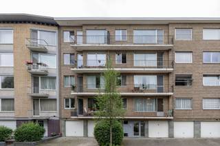 <p><span>Te renoveren 3-SLK-appartement in verkeersluwe straat. Nabij groene zone en Rivierenhof.</span></p><p><span> </span></p><p><span>Indeling:</span></p><p><span>We bereiken dit appartement op de 1ste verdieping met de lift of de trap. De doorzonwoonkamer heeft vooraan een terras over de volle breedte en achteraan een overdekt balkon.</span></p><p><span>De naastgelegen leefkeuken is verouderd. Er zijn drie slaapkamers, waarbij de grootste (6,10 x 3,05) voorzien is van tal van kasten en direct toegang geeft tot de badkamer. Op de nachthall treffen we de twee andere slaapkamers, een gasten-WC en een vestiairekast.</span></p><p><span> </span></p><p><span>Extra info:</span></p><p><span>- EPC: 477 kWh/(m² jaar) (renovatieplicht is van toepassing).</span></p><p><span>- Grote gelijkvloerse berging inbegrepen.</span></p><p><span>- Elektrische installatie is niet conform.</span></p><p><span>- Gemeenschappelijke kosten: € 138/maand + C.V. en reservefonds.</span></p><p><span>- Renovatieproject.</span></p><p><span> </span></p>