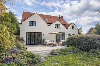 <p>Voor meer info of een bezoek, bel 054 69 39 39 - Met een indrukwekkende bewoonbare oppervlakte van <strong>510 m²</strong> is dit pand uitermate geschikt voor wie op zoek is naar een kangoeroewoning, een ruime gezinswoning met werkruimte, of een Airbnb (mits het verkrijgen van de nodige vergunningen). Dankzij de <strong>straatbreedte </strong>van <strong>22 meter</strong> behoort ook projectontwikkeling in open bebouwing tot de mogelijkheden. In totaal zijn er <strong>acht kamers</strong>, waarvan vier onmiddellijk bruikbaar zijn. De andere ruimtes dienen aangepakt te worden. <strong>Het volledige huis is een renovatieproject. </strong>Hierbij moet het nodige budget worden voorzien voor nieuw sanitair, elektriciteit en centrale verwarming. Ook op energetisch vlak zijn verbeteringen nodig: de woning moet geïsoleerd worden en het huidige buitenschrijnwerk bestaat nog uit enkele beglazing. Ondanks de renovatie-uitdagingen beschikt deze eigendom over heel wat troeven. Het uitzonderlijk grote woonvolume biedt talloze mogelijkheden, terwijl <strong>de riante tuin</strong> zonder twijfel het pronkstuk van de woning is. De ligging in het pittoreske Velzeke en het royale volume maken dit een ideale opportuniteit voor zowel de handige Harry als de projectontwikkelaar.</p>