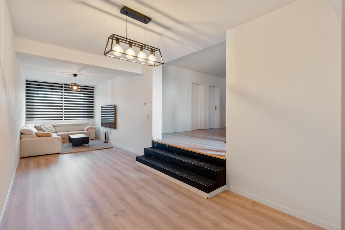 Rendabele opbrengsteigendom met handelspand, magazijn, woonst en 2 appartementen in Genk - foto 2