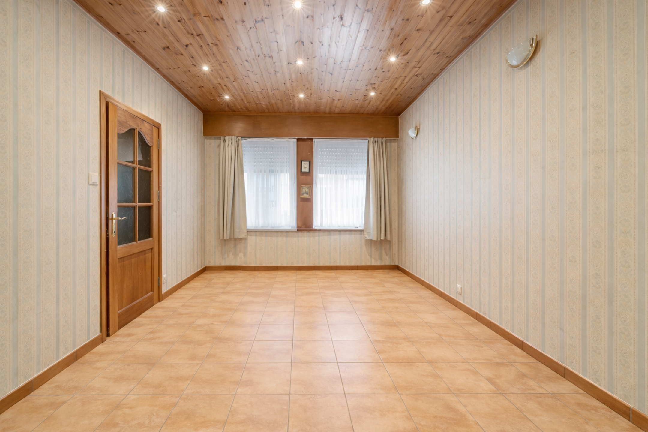 Degelijke woning met grote tuin, dubbele garage en oprit.  - foto 2