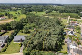 Op een uitstekende locatie te Schriek bevindt zich deze bouwgrond voor een open bebouwing een op een perceel van 1.235 m². U bevindt zich hier vlakbij het centrum van Schriek met winkels, scholen, eet-en drankgelegenheden en het openbaar vervoer op wandel- en fietsafstand. Toch geniet u ook van een uitstekende bereikbaarheid vlakbij belangrijke invalswegen.<br /><br />De bouwgrond biedt tal van stedenbouwkundige mogelijkheden. De render geeft een weergave van een mogelijke woning volgens de geldende bouwvoorschriften conform de verkaveling.<br /><br />- Bouwgrond voor open bebouwing<br />- Enkel eengezinswoning (met inbegrip van zorgwoning toegelaten)<br />- Functies complementair aan het wonen, zoals kantoorfunctie, vrij beroep en dienstverlening zijn toegelaten<br />- Bouwdiepte max. 17m<br />- Max. kroonlijsthoogte is 6,5m<br />- Schuin dak voor hoofdvolume, plat dak voor uitbouw<br />- Carport in de bouwvrije zijtuinstrook toegelaten<br />- Bijgebouw tot 40 m² is toegelaten<br /><br />Contacteer ons voor meer informatie op 0479/47.09.61 of neem een kijkje op www.boonstravastgoed.be . <br /><br />Bijzonderheden : <br />- 1.235 m²<br />- Open bebouwing<br />- Uitstekende locatie