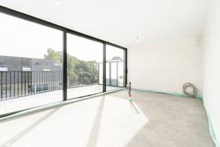 Op de hoek van de Kortrijkstraat en de Harelbeekstraat, vind je residentie Sint-Amandus: een prachtig nieuwbouwproject met 23 appartementen en 2 handelsruimtes. - Reeds 50% verkocht! - Dankzij de centrale ligging vlak bij de markt geniet je hier van alle voorzieningen binnen handbereik – van bakker en slager tot gezellige eetgelegenheden en winkels.<br /><br />De appartementen zijn ruim, licht en afgewerkt met duurzame kwaliteitsmaterialen. Grote raampartijen zorgen voor overvloedig daglicht en geven uit op een prachtige, groene binnentuin. De zonnige terrassen (tot wel 36 m²) bieden een heerlijke plek om te ontspannen met zicht op deze oase van rust.<br /><br /><br />Enkele sterke troeven:<br />- afwerking volledig naar eigen smaak en voorkeur<br />- energiezuinig en duurzaam<br />- mogelijkheid tot aankoop van een ondergrondse autostaanplaats met laadpunt<br />- winkels en faciliteiten op wandelafstand<br />- prachtige binnentuin als groene long<br /><br />✨ Bovendien kan je bij aankoop van dit appartement genieten van het verlaagde btw-tarief van 6% – een unieke kans om betaalbaar te investeren in kwalitatief wonen!<br /><br />Reserveer nu één van de laatste plaatsen:<br />📞 Guido – 0475 70 36 19