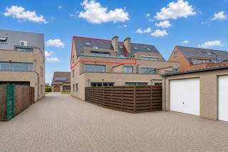 Appartement met 2 slaap- en 2 badkamers <br /><br />2de VERDIEPING<br />Inkomhal <br />Woonkamer met aansluitend eetkamer en bureauruimte voorzien van parketvloer. <br />Keuken (keramische vloertegel) voorzien van gasvuur, koelkast, vaatwasser (nieuw), microgolfoven, dampkap, dubbele spoelbak en granieten werkblad.<br />Ruime berging voor wasmachine, droogkast en extra diepvriezer.<br />Badkamer met douche, toilet en badmeubel.<br />Slaapkamer 14m²<br />Via grote schuifraam toegang tot terras van ±40m² op tegel.<br /><br />3DE VERDIEPING<br />Overloop 10m² met mogelijkheid tot dressing.<br />2de slaapkamer 13m².<br />Badkamer op tegel met douche, toilet en dubbel lavabomeubel<br /><br />BIJZONDERHEDEN<br />Verwarming op aardgas met centrale verwarming, dubbele beglazing, videofoon.<br />Gunstig EPC, elektriciteit conform.<br />Momenteel verhuurd<br />Afgesloten garage verplicht bij aan te kopen (30.000€).<br /><br />POSITIEVE PUNTEN<br />Kleinschalig project.<br />Zéér veel lichtinval<br />Ruime leefruimte <br />2 badkamers <br />Enorm terras<br />Lage gemeenschappelijk kosten (85€)<br />Op wandelafstand van markt van Geel. <br />Winkels, scholen en openbaar vervoer allemaal in de buurt.