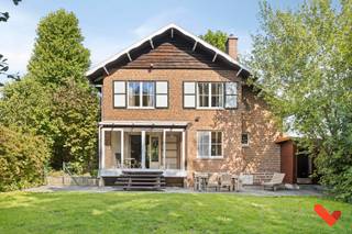 À Groot Overlaar 46 à Tirlemont, découvrez cette maison quatre façades qui allie espace et possibilités. Avec une surface habitable de 172 m²,...