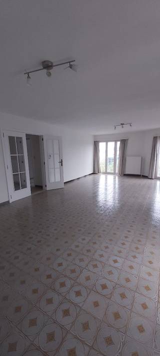 Appartement gelegen langs de Leiekaai, dichtbij het centrum. Zeer lichtvol appartement met 3 gevels.
Ingerichte keuken met inductievuur,vaatwasser,diepvries,koelkast,microgolf,
Oven. Badkamer met ligbad en dubble lavabo.
Naast drie slaapkamers is er tevens een ook dressing aanwezig.
Een ruime garage in het appartementsgebouw is eveneens ter beschikking.