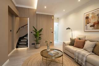 Bent u op zoek naar een ruime stadswoning met een praktische indeling en een gunstige EPC-score? Deze woning aan de Hamerstraat 36 combineert een centrale ligging in Mechelen met verrassend veel ruimte en diverse mogelijkheden voor gezinnen, thuiswerkers of wie extra kamers wenst.<br /><br />Indeling<br />Via de inkomhal betreedt u de woning. Voaraan bevindt zich een bureau, gevolgd door de zitplaats. Verder treffen we de eetplaats met aansluitend de keuken. Achteraan bevindt zich een berging met de verwarmingsketel en een apart toilet.<br /><br />Op de eerste verdieping beschikt de woning over een wasplaats, een badkamer en een slaapkamer.<br /><br />Via een vaste trap bereiken we de zolderverdieping waar zich een slaapkamer aan de voorzijde en een tweede slaapkamer aan de achterzijde bevinden. Daarnaast is er nog een extra zolderruimte ingericht als polyvalente ruimte, ideaal als hobbyruimte, bureau of extra slaapkamer.<br /><br />De woning beschikt bovendien over een kelder die kan benut worden als extra opslagruimte.<br /><br />Technische informatie<br />De woning behaalt een EPC-label C (214 kWh/m²), waardoor er geen renovatieverplichting geldt. De verwarming gebeurt via aardgas met een condenserende gasketel. Verder is de woning voorzien van dubbele beglazing in PVC-profielen. Elektrische installatie is conform en goedgekeurd. Het huis is asbestveilig.<br /><br />Buurtinformatie<br />De woning is gelegen in een aangename woonomgeving aan de rand van Mechelen, met een vlotte verbinding naar het stadscentrum, het station en de belangrijkste invalswegen richting Antwerpen, Brussel en Leuven. Winkels, scholen, openbaar vervoer en recreatiemogelijkheden bevinden zich in de nabije omgeving, waardoor deze ligging een ideale combinatie vormt van bereikbaarheid en dagelijks wooncomfort.  <br /><br />Bent u op zoek naar een ruime woning met mogelijkheden op een goed bereikbare locatie in Mechelen?<br /><br />Bestuursmaatregelen in het maatregelenregister: nee<br /><br />Deze AI-visualisaties zijn bedoeld als inspiratie. Er werd geen rekening gehouden met technische specificaties, stedenbouwkundige voorschriften of de concrete mogelijkheden tot realisatie.