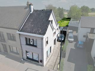 <p><span><strong>Halfopen bebouwing met 3 SLPK, diepe tuin én garage!</strong></span><br /><br />Deze<strong> ruime halfopen bebouwing</strong> is <strong>gunstig gelegen langs de verbindingsweg tussen Herdersem en Wieze</strong>, op korte afstand van Aalst. Achteraan geniet u van <strong>een uniek uitzicht op uitgestrekte groene velden in de charmante Faluintjesgemeente Herdersem</strong>, wat zorgt voor een aangename combinatie van bereikbaarheid en rust.<span></span></p>
<p>Bij het betreden van de woning komt u terecht in <strong>een ruime inkomhal </strong>die toegang biedt tot zowel de <strong>lichtrijke leefruimte</strong> als de volledig <strong>geïnstalleerde keuken</strong>. Aansluitend aan de keuken bevindt zich <strong>een praktische berging</strong>, uitgerust met een ingebouwde kasten en een extra spoelbak. Parallel aan deze ruimte ligt de <strong>badkamer, voorzien van een lavabo en een douche in bad</strong>.</p>
<p>Via de berging bereikt u de <strong>ruime garage</strong>, waar plaats is voor een wagen en waar bovendien heel wat extra bergruimte aanwezig is. Een <strong>afzonderlijk toilet</strong> vervolledigt deze praktische zone. Vanuit de garage heeft u rechtstreeks toegang tot <strong>het terras en de verzorgde, diepe tuin met een prachtig groen uitzicht</strong>.</p>
<p>Een extra troef is de <strong>oprit naast de woning</strong>, die rechtstreeks naar de garage leidt en zorgt voor comfortabel parkeren.<br />De woning zelf is ook toegnagkelijk langs de zijkant wat als zéér praktisch wordt ervaren!</p>
<p>Op de verdieping bevinden zich <strong>drie volwaardige slaapkamers</strong>. <strong>Via een zolderluik bereikt u de zolder</strong>, die momenteel dienstdoet als ruime bergzolder.</p>
<p>Bent u op zoek naar <strong>een woning met veel ruimte, een praktische indeling en een groene omgeving</strong>, terwijl u toch geniet van een vlotte verbinding naar Wieze, Aalst en de omliggende gemeenten? Dan is deze woning zeker een bezoek waard.<br /><br />Voor meer info en/of een bezoek, contacteer uw vastgoedkantoor KURTIMMO via 0476/076993 OF info@kurtimmo.be!</p>
