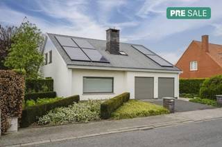 Deze vrijstaande woning bevindt zich in de gegeerde wijk Hoogweide. Hoogweide spreekt voor velen al tot de verbeelding, maar dit specifieke huis biedt net dat beetje extra voor wie droomt van ruimte en functionaliteit. Dankzij de unieke eigenschappen is dit een absolute buitenkans in Heule!IndelingGelijkvloerse verdieping:- Ruime inkomhal met gastentoilet - Gelijkvloerse badkamer voorzien van een ligbad en dubbele lavabo.- Toegang tot een droge kelder, die in 2025 nog een volledige behandeling onderging.- Grote, lichtrijke eetkamer die harmonieus aansluit op de zithoek, gezellig ingericht met een houtcassette. Aparte bureaukamer, ideaal voor wie van thuis uit werkt, een bijberoep uitoefent of voor studerende kinderen.- Lichtrijke leefkeuken met prachtig zicht op de tuin en een aansluitende eetplek in de veranda.Eerste verdieping:- Drie ruime slaapkamers, waarvan 1 voorzien is van ingemaakte kasten- Zolderberging, die men kan omvormen tot een vierde kamer- Doucheruimte Troeven- Zonnepanelen- Zuidelijke tuin met vijver, tuinberging en fietsenstalling- Alle ramen, deuren en poorten werden vernieuwd in 2017. De ramen aan de achtergevel zijn voorzien van zonneweringDe eigendom wordt aangeboden via de Pre-sale formule. Van 18/05/2026 om 09:00 tot 23/05/2026 om 11:00 kan u de woning op afspraak komen bezichtigen en een bod uitbrengen. De vermelde prijs is een instelprijs. Voor meer info, gelieve contact op te nemen met de dossierverantwoordelijke.Bestuursmaatregelen in het maatregelenregister: nee