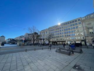 <strong>🌿 Instapklaar appartement met zonnig terras in hartje Gent – Kouter </strong><br />💶 <strong>€ 1.295/maand + € 170/maand provisie</strong> (algemene kosten + provisie water &amp; verwarming)<br />📅 <strong>Onmiddellijk beschikbaar</strong><br /><br />Wonen op een absolute topligging aan de <strong>Kouter</strong> in <strong>Gent</strong>, en toch genieten van rust? Dit uitzonderlijk verzorgd en <strong>achteraan gelegen appartement</strong> combineert het beste van twee werelden: midden in het bruisende stadsleven én een oase van stilte met zicht op de <strong>Ketelvest</strong>.<br />Gelegen in een standingvolle residentie met ruime inkomhal en <strong>lift</strong>, op wandelafstand van winkels, horeca en vlakbij de <strong>Kouterparking</strong>, is dit de ideale woonplek voor wie comfortabel en centraal wil wonen.<br /><br />✨ <strong><u>Indeling &amp; comfort</u></strong><br />Bij het binnenkomen wordt u verwelkomd in een inkomhal met vestiaire- en bergingkast en een apart gastentoilet.<br />De leefruimte is lichtrijk, zonnig en voorzien van parket en geeft uit op een <strong>zuidgericht terras</strong> waar u in alle rust kan genieten van het open zicht op het water — een unieke troef in het centrum van Gent.<br />De volledig ingerichte en vernieuwde keuken is voorzien van alle comfort: <strong>dampkap, keramische kookplaat, combi-oven, grote koelkast met diepvries, vaatwasser en wasmachine</strong>.<br />Verder beschikt het appartement over:<br />• Een grote slaapkamer<br />• Een eerste badkamer met dubbele lavabo, ligbad met douchemogelijkheid, toilet, bidet<br />• Twee middelgrote slaapkamers<br />• Een <strong>tweede badkamer</strong> met zitbad, douchescherm en lavabo<br /><br /><strong>🌟 <u>Extra troeven</u></strong><br />✔ Instapklaar en uitstekend onderhouden<br />✔ Zeer rustige ligging achteraan het gebouw<br />✔ Zuidgericht terras met open zicht<br />✔ Lift aanwezig<br />✔ Afvallokaal<br /><br />Geschikt voor een <strong>koppel, co-housing of alleenstaande</strong> die comfortabel wil wonen op een toplocatie. Wij zijn op zoek naar <strong>rustige en zorgzame huurders</strong>. <strong>Domicilie verplicht !</strong><br /><br />📩 <strong>Interesse in een bezoek?</strong><br />✉ tine@tvevastgoed.be<br />📞 0474 97 00 22<br /><br />Laat u verrassen door de ruimte, het licht en de unieke combinatie van centrumligging en rust. Dit appartement is absoluut een bezoek waard.<br /> 