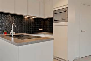 <p>Appartement confortable avec 2 chambres à coucher, rangement en sous-sol et parking dans le centre d'Aalter</p><p>Cet appartement de 2 chambres à coucher est situé au 2ème étage d'un immeuble récent dans le Smedenpoort à Aalter. Très central, à quelques pas des supermarchés, du centre-ville, des écoles, des restaurants, etc. <br />La résidence entière est finie à un niveau élevé et selon les normes énergétiques contemporaines.</p><p>L'agencement est le suivant : hall d'entrée spacieux avec armoire encastrée, séjour, cuisine ouverte, grande terrasse, débarras, 2 chambres à coucher, salle de bains, toilettes séparées.<br />Dans le garage souterrain, il y a également une place de parking et un débarras en sous-sol.</p><p>Loyer : 875 euros par mois pour l'appartement et 50 euros de charges communes<br />Caution locative : 3 mois de loyer (2 625 euros)<br />Frais supplémentaires : partage de l'agencement du locataire<br />Disponibilité : 1er août 2026</p><p>Pour plus d'informations ou une visite, veuillez contacter Yana : yana@heritagevastgoed.be</p>