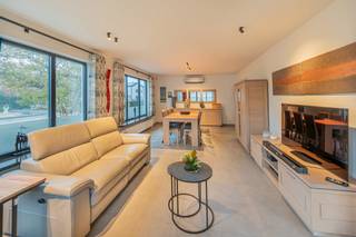 Deze instapklare woning is rustig gelegen in een residentiële omgeving in Sint-Katelijne-Waver, met een vlotte verbinding naar winkels, scholen...