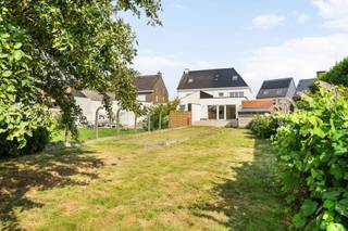 Op zoek naar een energiezuinige woning te koop in Oudenaarde? Deze volledig eco-gerenoveerde gezinswoning combineert ruimte, comfort en duurzaamheid op een perceel van maar liefst 600 m².Met een bewoonbare oppervlakte van ca. 200 m² beschikt de woning over een lichtrijke leefruimte en een moderne open keuken met stijlvol kookeiland, uitgerust met een inductiekookplaat met geïntegreerde dampkap, koelkast, traditionele oven en combi-microgolfoven.De woning omvat 3 ruime slaapkamers, 2 badkamers en 3 toiletten, ideaal voor gezinnen die op zoek zijn naar extra comfort.Buiten geniet u van een aangename tuin met zonnig terras, perfect om te ontspannen of gasten te ontvangen. Daarnaast beschikt de woning over een garage en een praktische aanbouw met extra bergruimte.Dankzij de hoogwaardige renovatie behaalt deze woning een uitstekend EPC-label A met een EPC-score van slechts 67 kWh/m²/jaar. Verwarmen gebeurt via gas, met vloerverwarming op het gelijkvloers en radiatoren op de verdieping.Troeven:✔ EPC A – 67 kWh/m²/jaar - zonnepanelen ✔ Volledig eco-gerenoveerd en instapklaar✔ Bewoonbare oppervlakte ca. 200 m²✔ Perceel van 600 m²✔ 3 slaapkamers en 2 badkamers✔ Tuin met terras✔ Garage + extra bergruimteEen ideale woning voor wie zorgeloos wil wonen in een ruime, energiezuinige en perfect onderhouden gezinswoning. Interesse? Contacteer arne@immobeguin.be