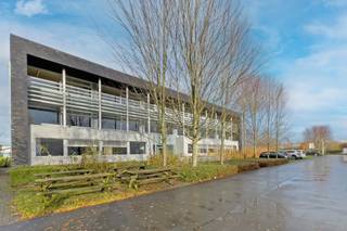 De kantoorruimte 363m² is gelegen op het bedrijventerrein te Langevoorde. Het heeft een vlotte verbinding naar de Knokkebaan en ligt op een...